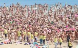 Tuffo da record: 2500 donne nude in mare per la ricerca sul cancro